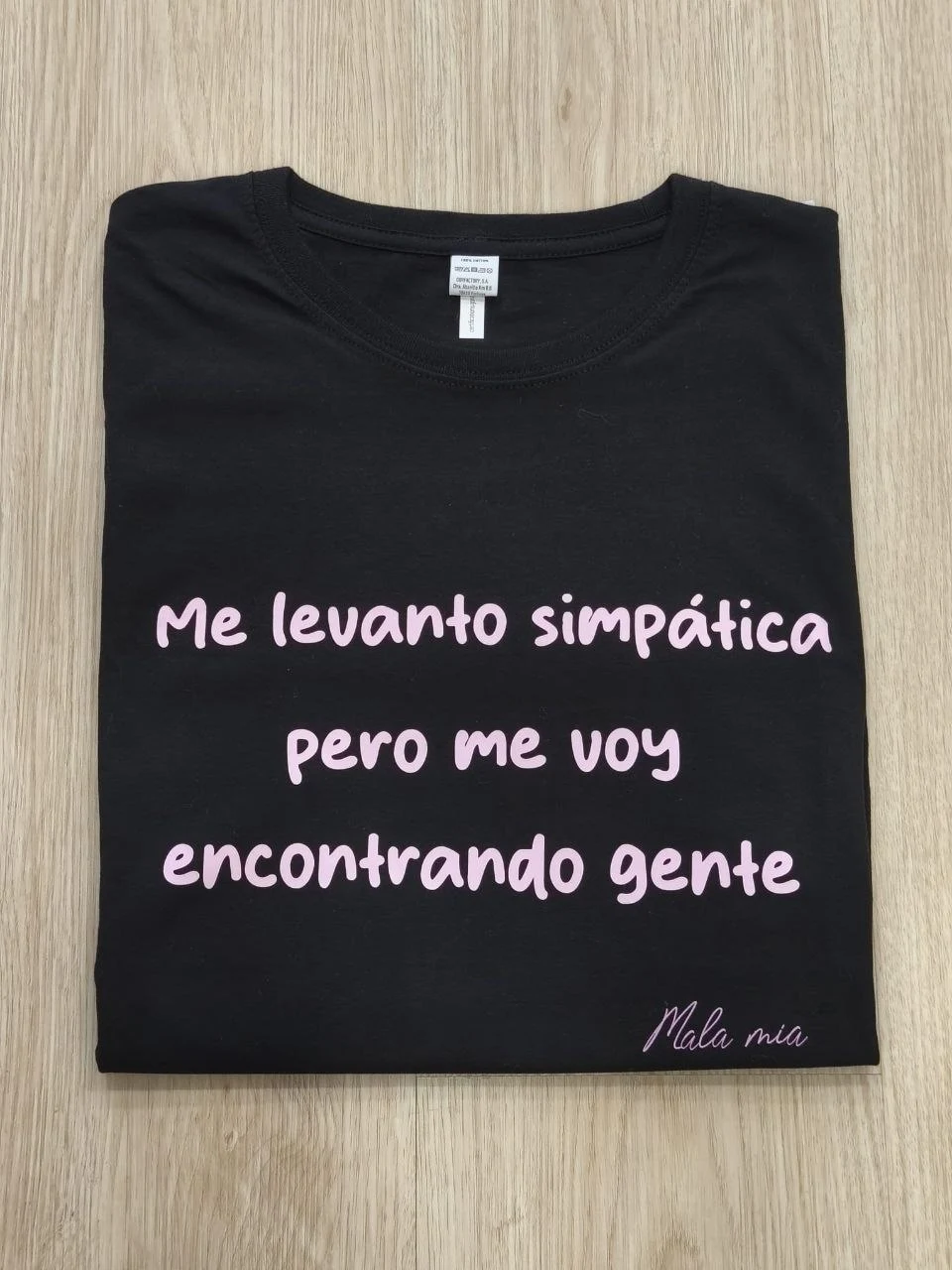 Me levanto simpática pero me voy encontrando gente - Negro (texto rosa)