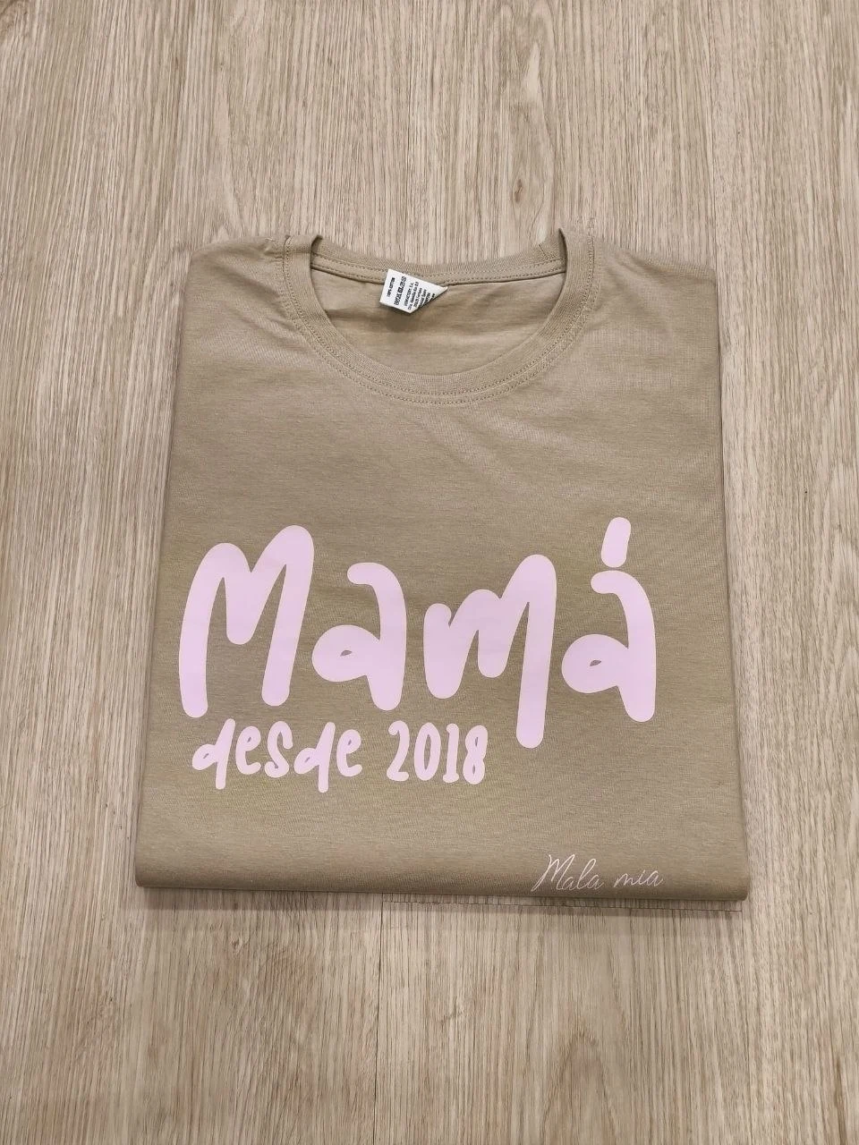 Mamá desde 2018 - Caqui (texto rosa)