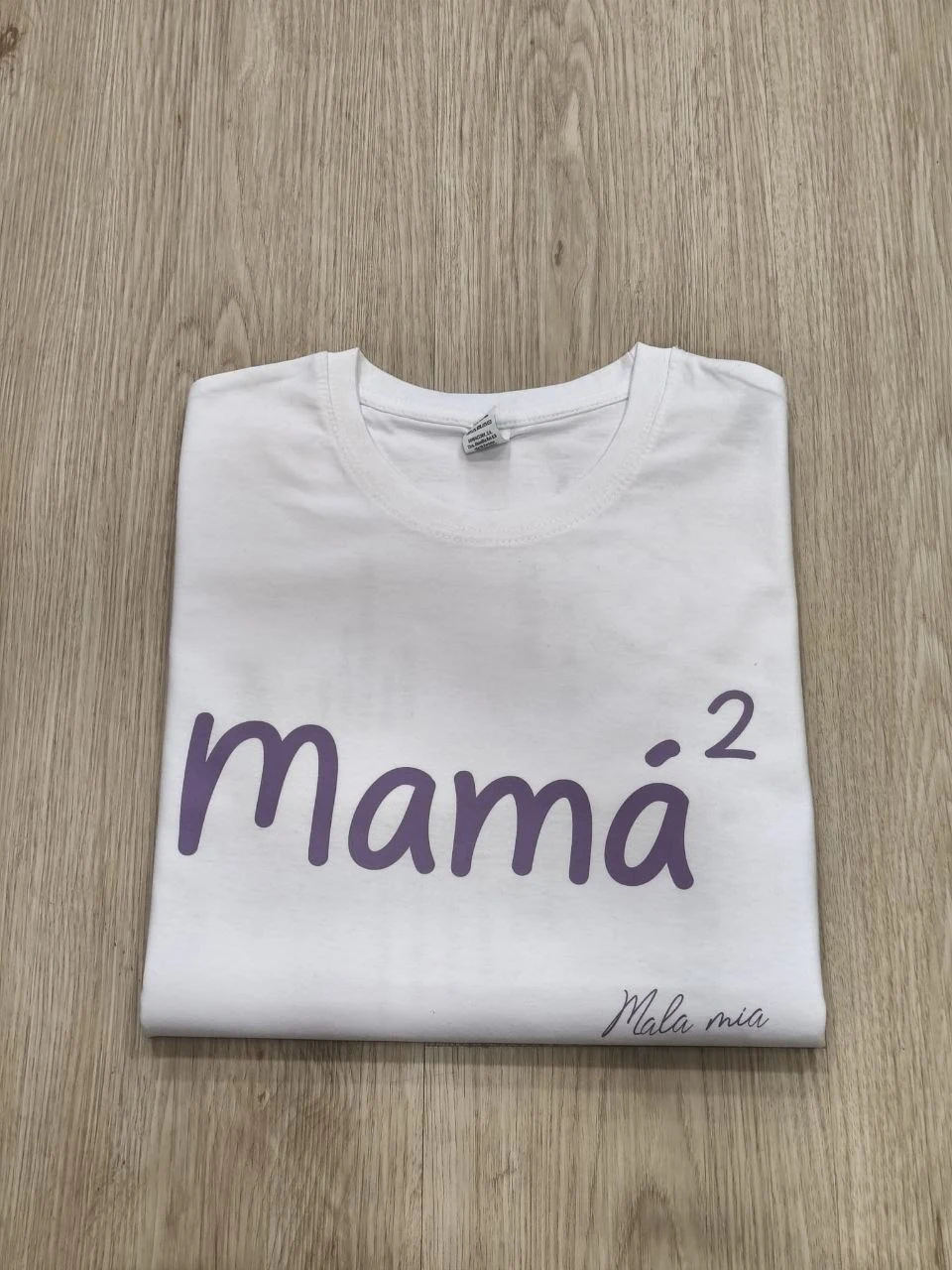 Mamá² - Blanco (texto morado)