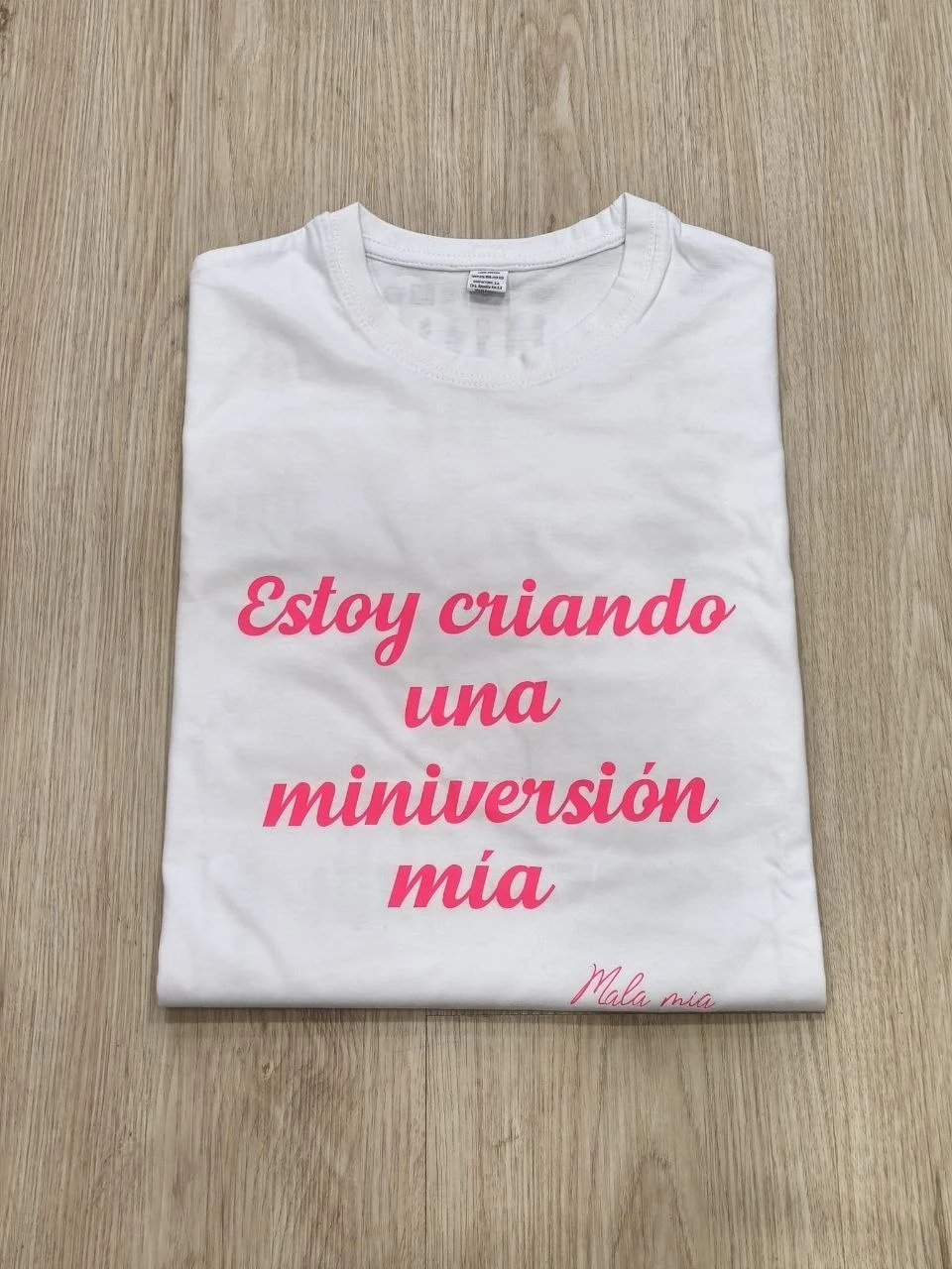 Estoy criando una miniversión mía - Blanco (texto rosa fuerte)