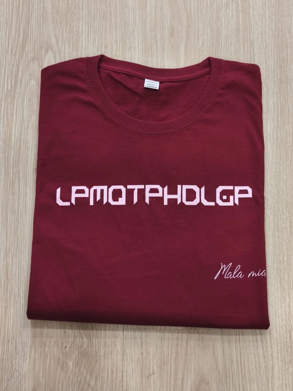 LPMQTPHDLGP - Burdeos (texto rosa)