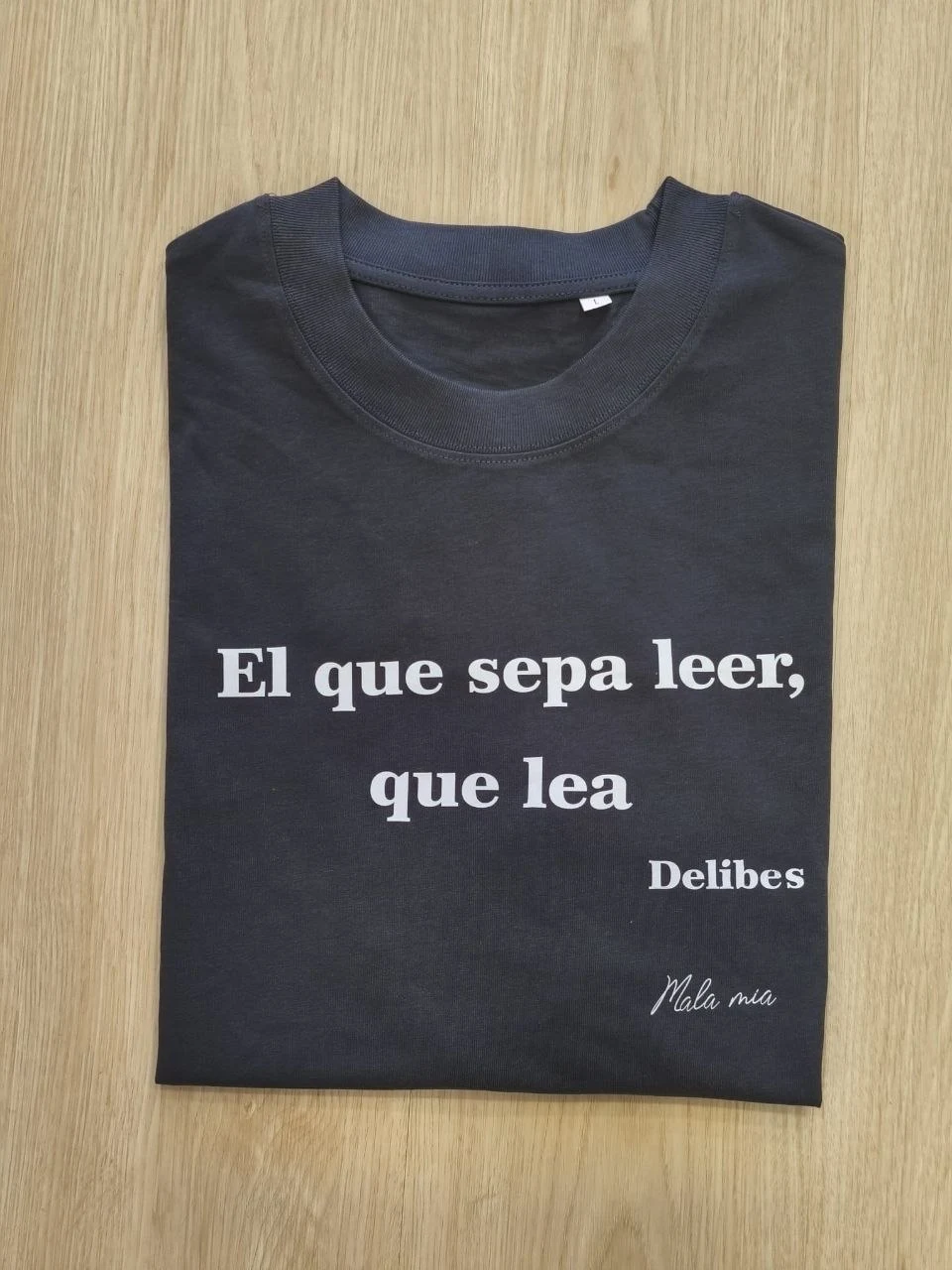 El que sepa leer, que lea (Delibes) - Gris antracita