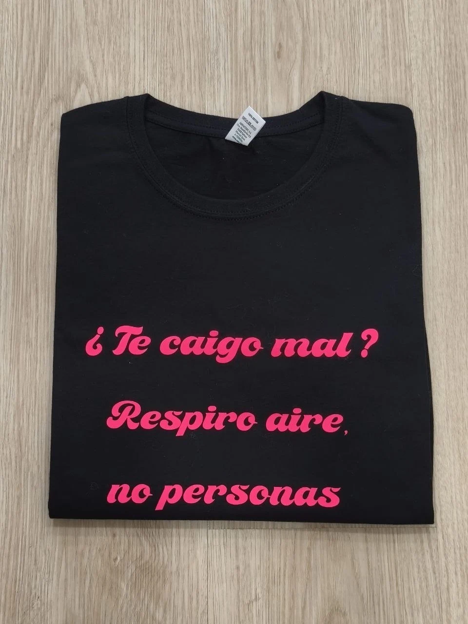 ¿Te caigo mal? Respiro aire, no personas - Negro (texto rosa fuerte)