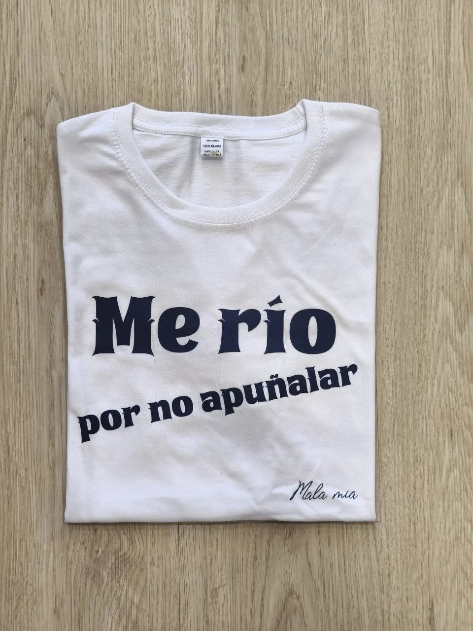 Me río por no apuñalar - Blanco (texto negro)