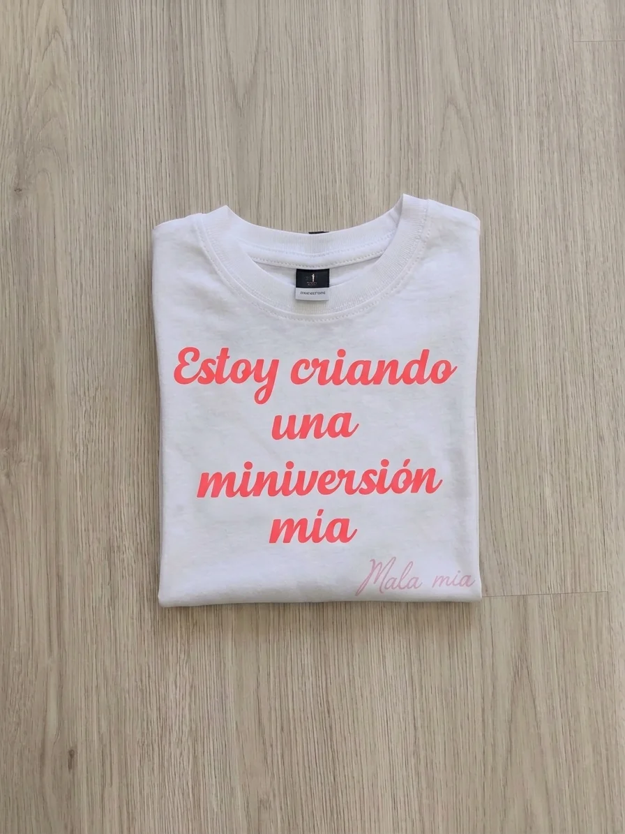 Estoy criando una miniversión mía - Blanco (texto rosa fuerte)