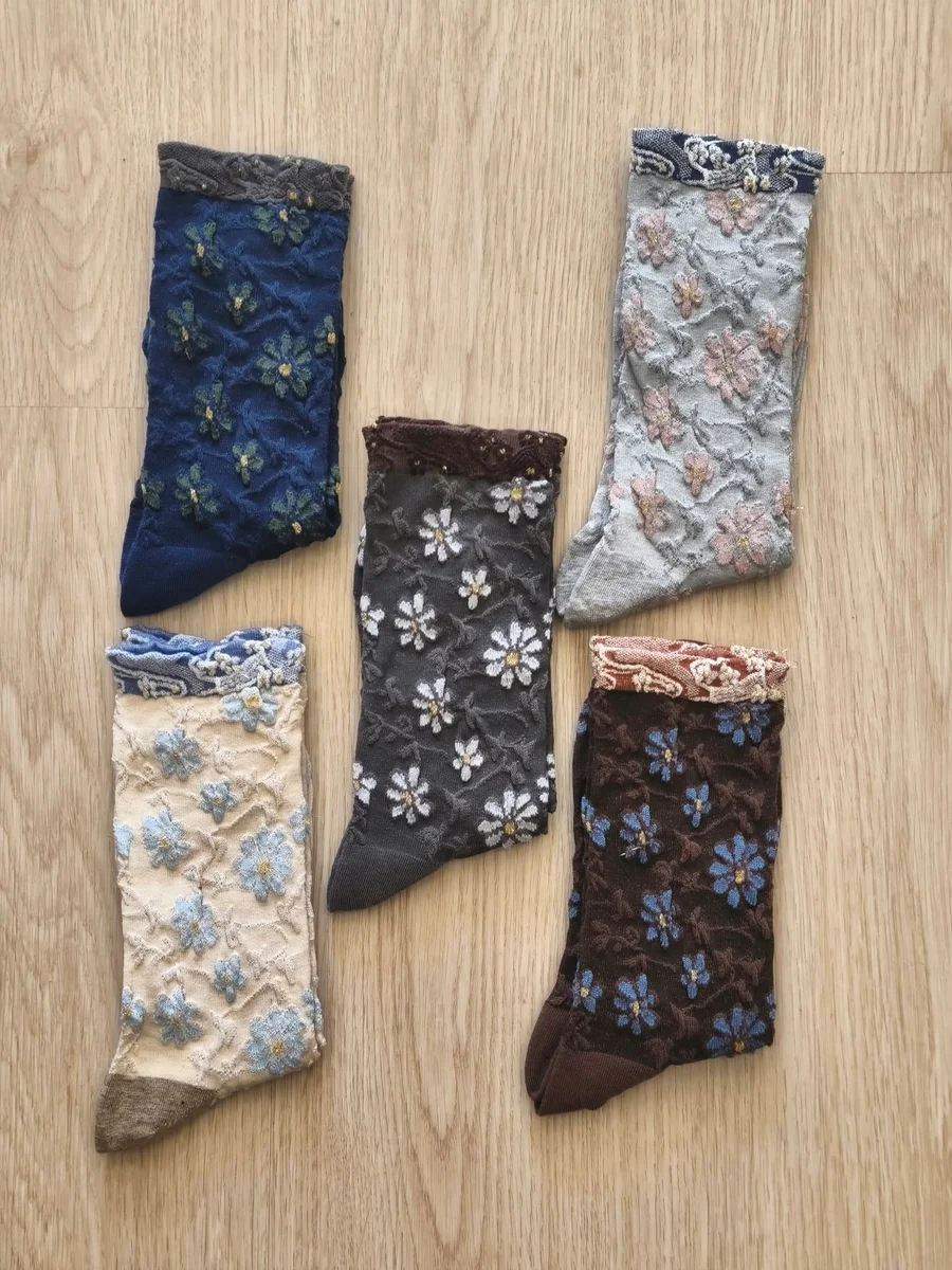 Calcetines de flores en relieve