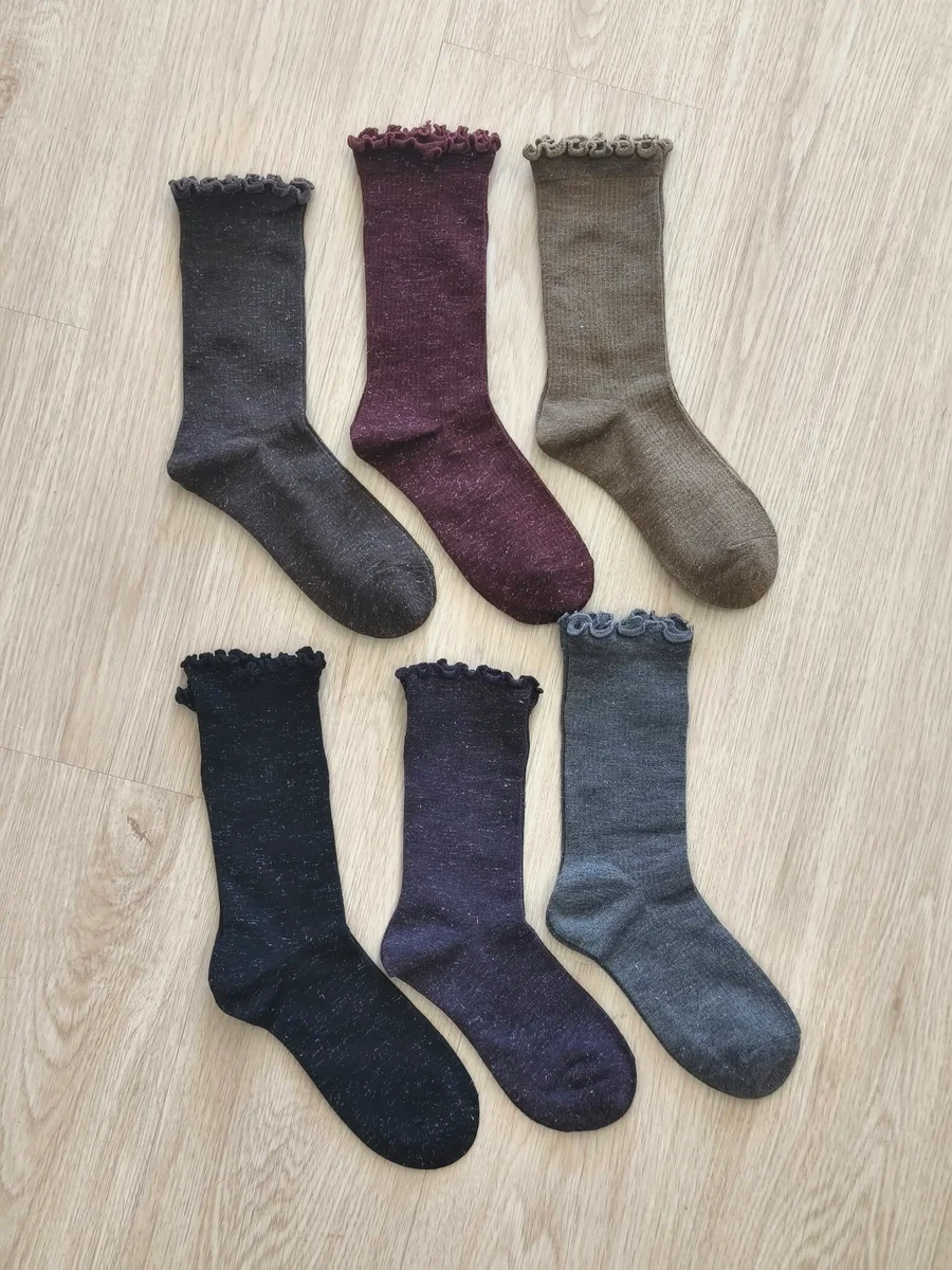 Calcetines brillantes con puntilla