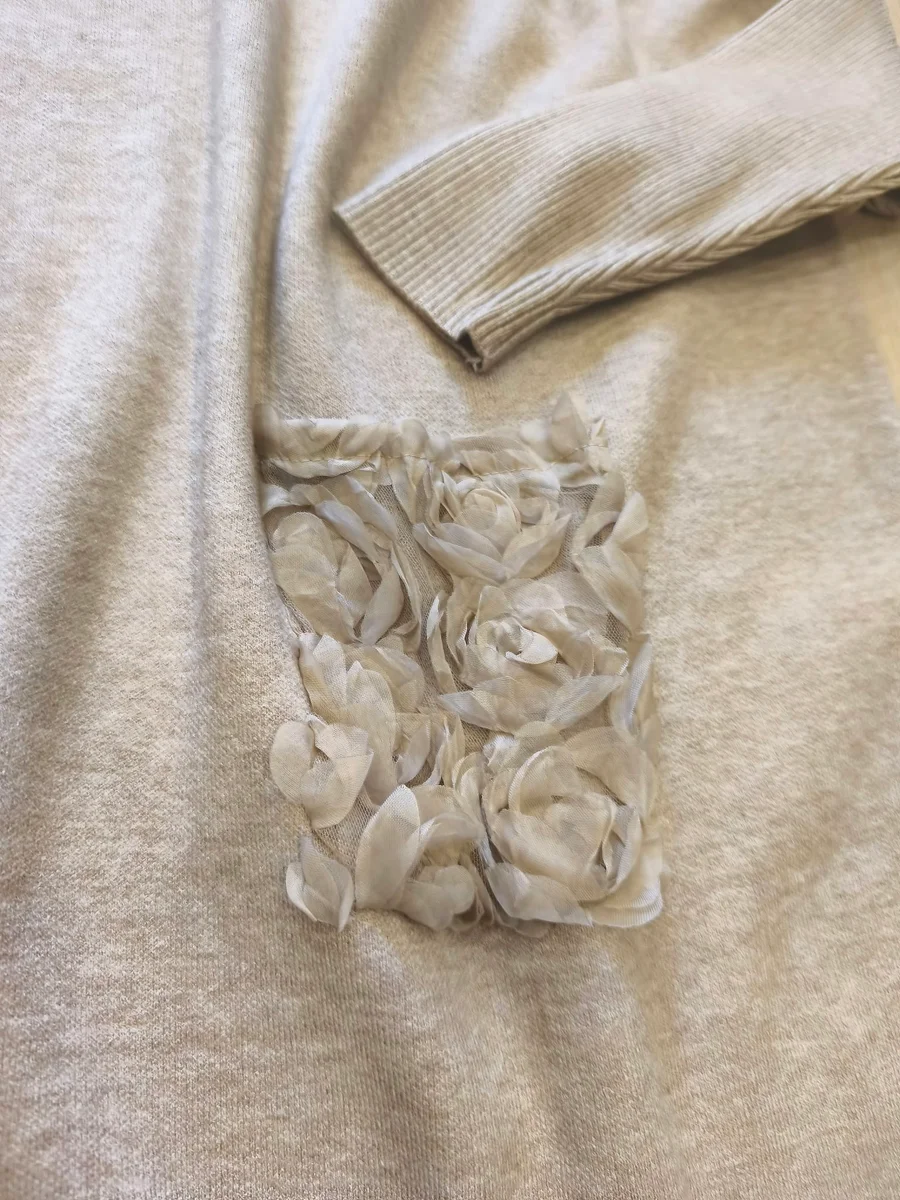 Jersey oversize con bolsillos de flores - Beige