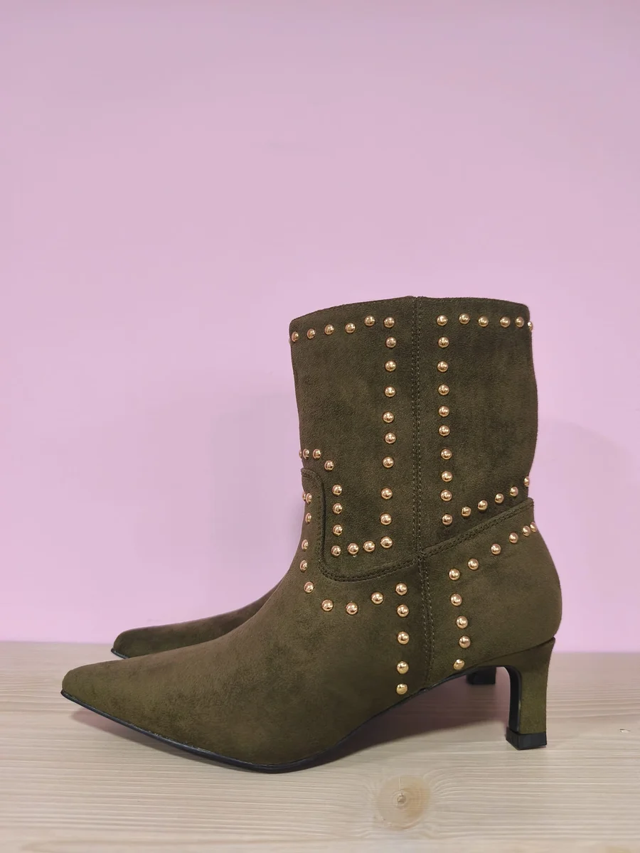 Botines de tacón con tachuelas - Caqui
