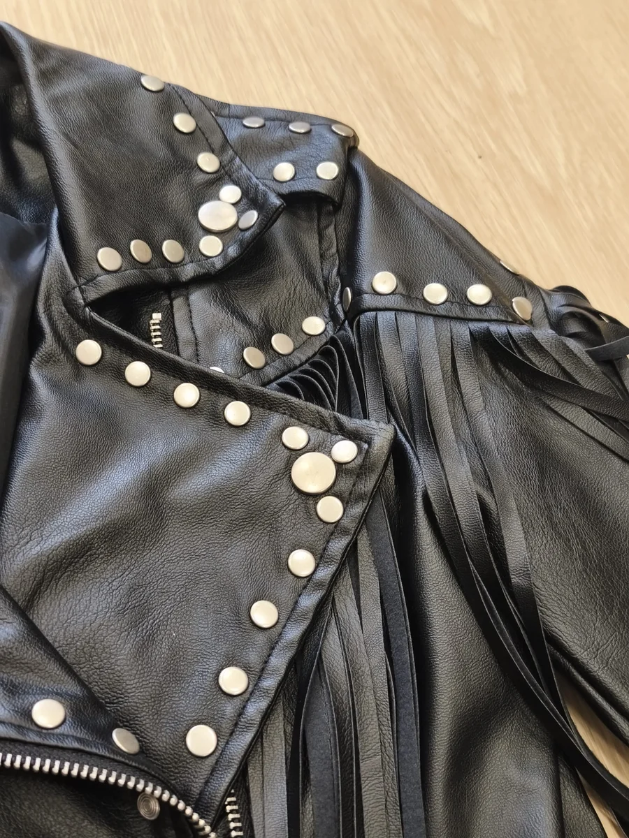 Cazadora biker con tachas y flecos - Negro