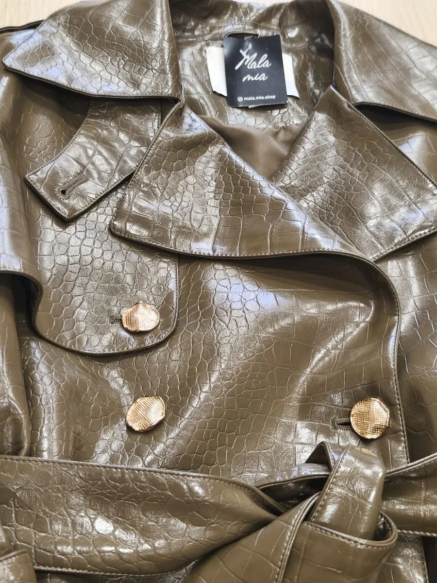 Gabardina corta efecto cocodrilo - Marrón