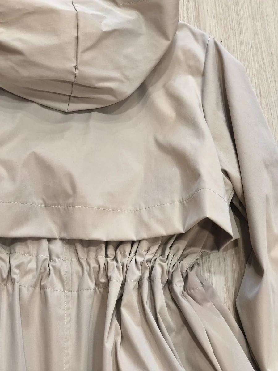 Parka con capucha y cintura ajustable - Beige