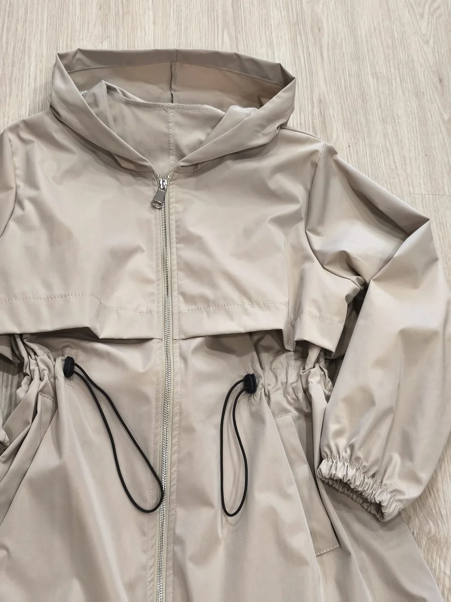 Parka con capucha y cintura ajustable - Beige