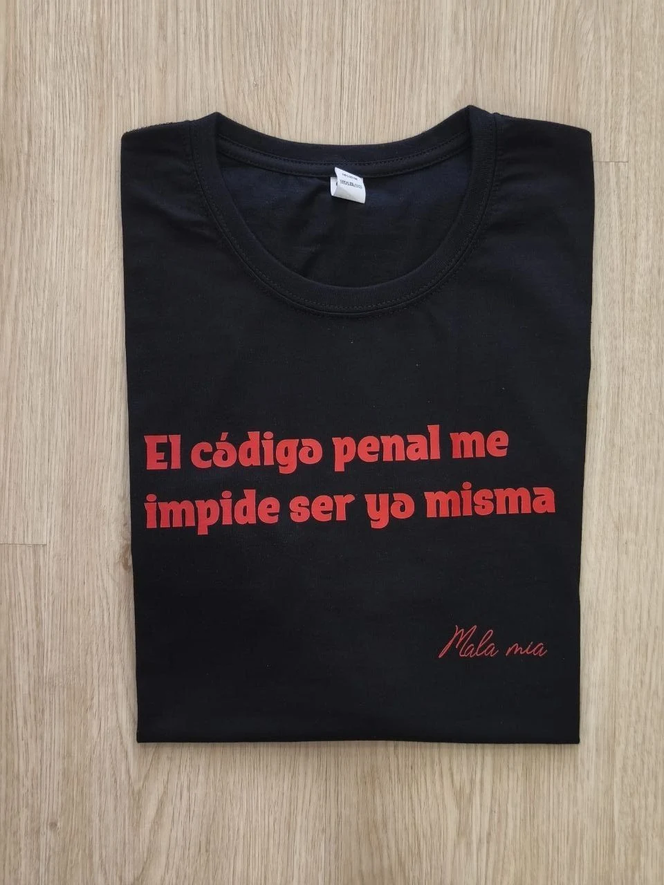 El código penal me impide ser yo misma - Negro (texto rojo)