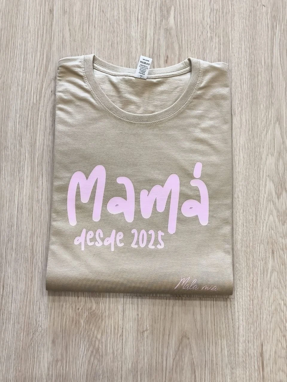 Mamá desde 2025 - Caqui (texto rosa)