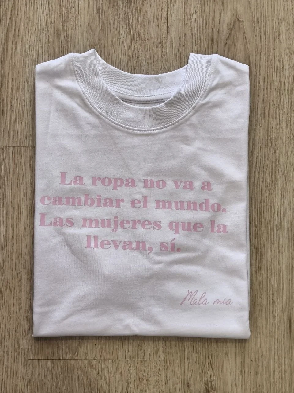 La ropa no va a cambiar el mundo. Las mujeres que la llevan, sí. - Blanco (texto rosa)