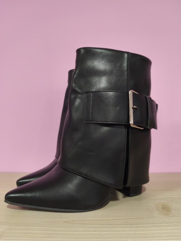 Botín negro hebilla