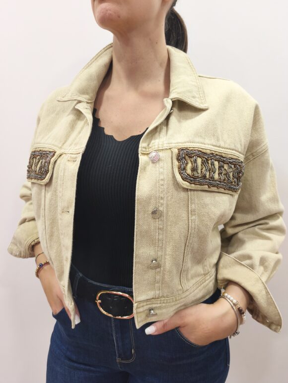 Cazadora beige apliques