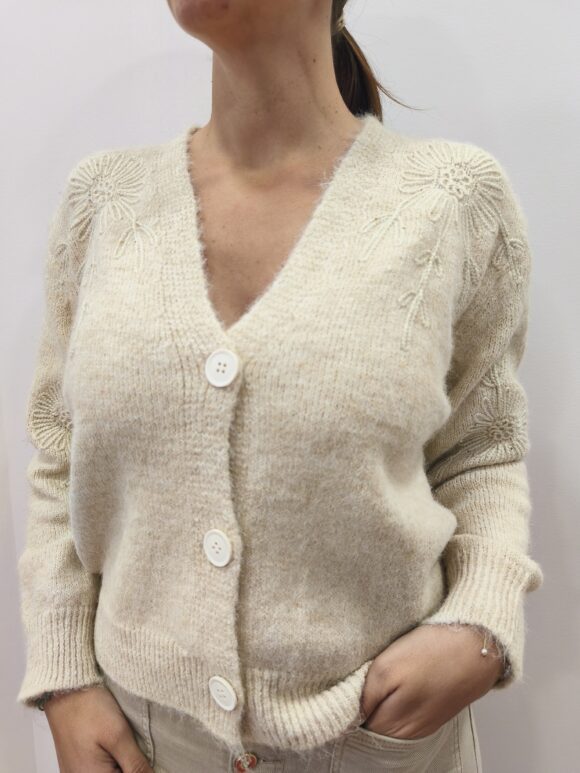 chaqueta de punto en color beige con cierre delantero de punto y detalles con bordado y brillos