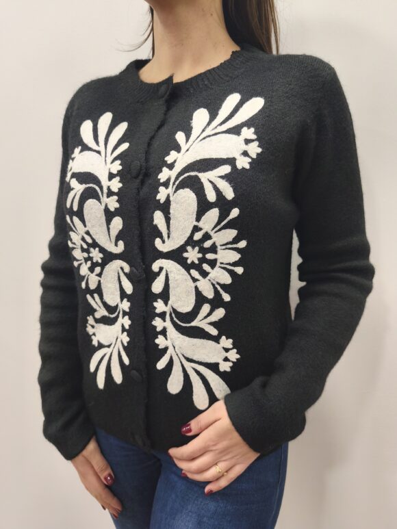 Chaqueta negra bordado