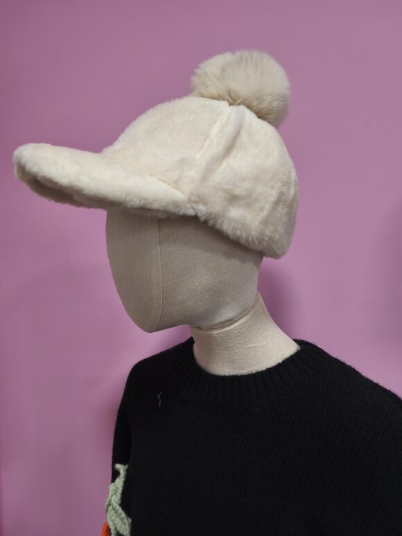Gorra pelo y pompón beige