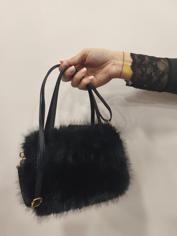 Bolso pelo negro pequeño